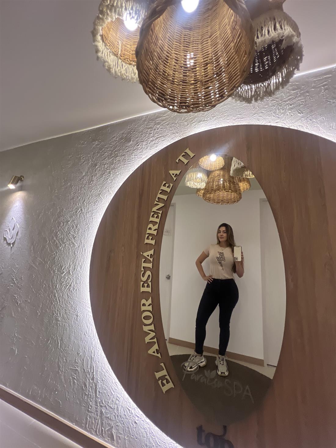 Espejo iluminado con la frase El amor está frente a ti