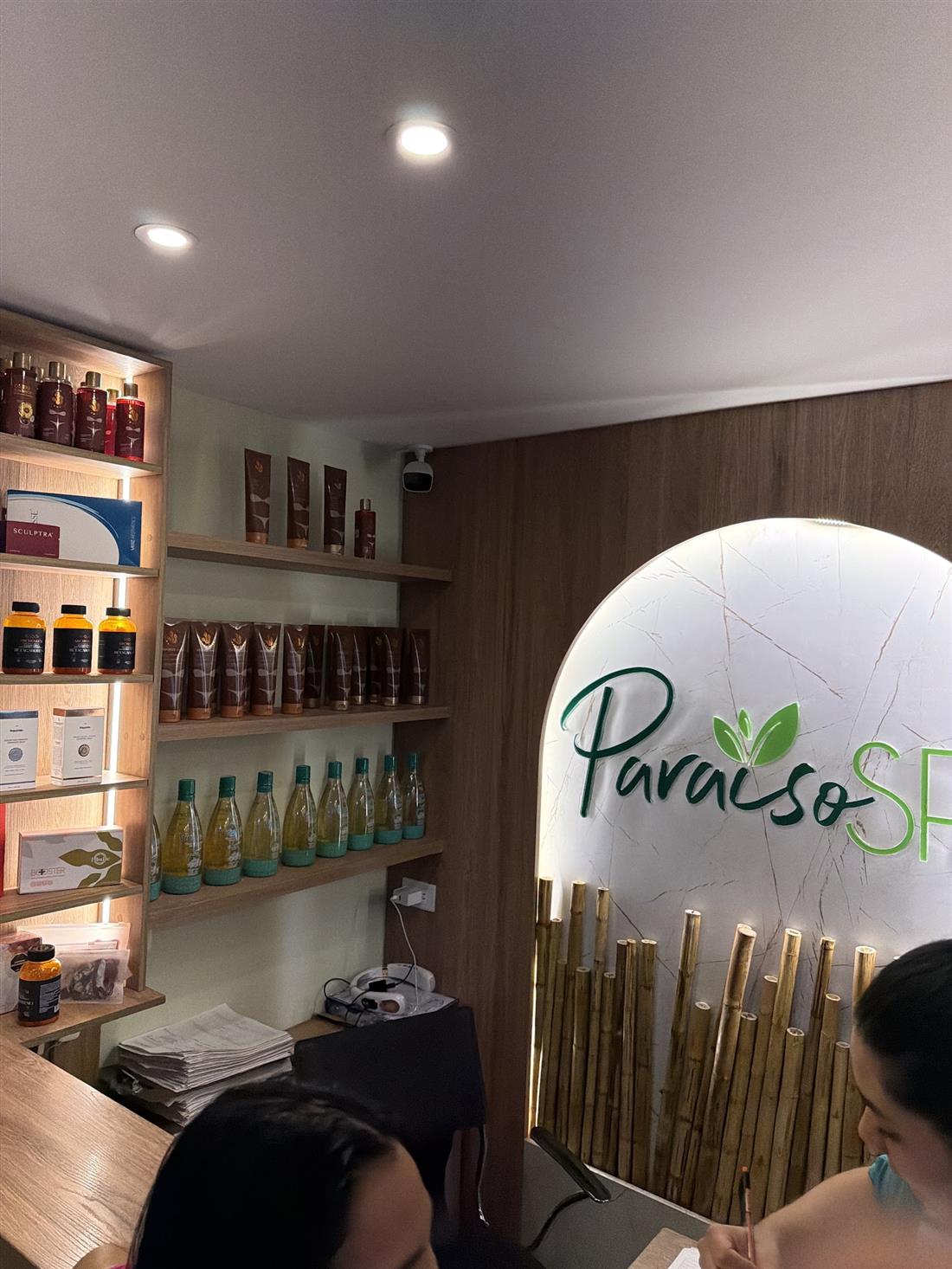 Recepción con estantería de productos y el logo iluminado