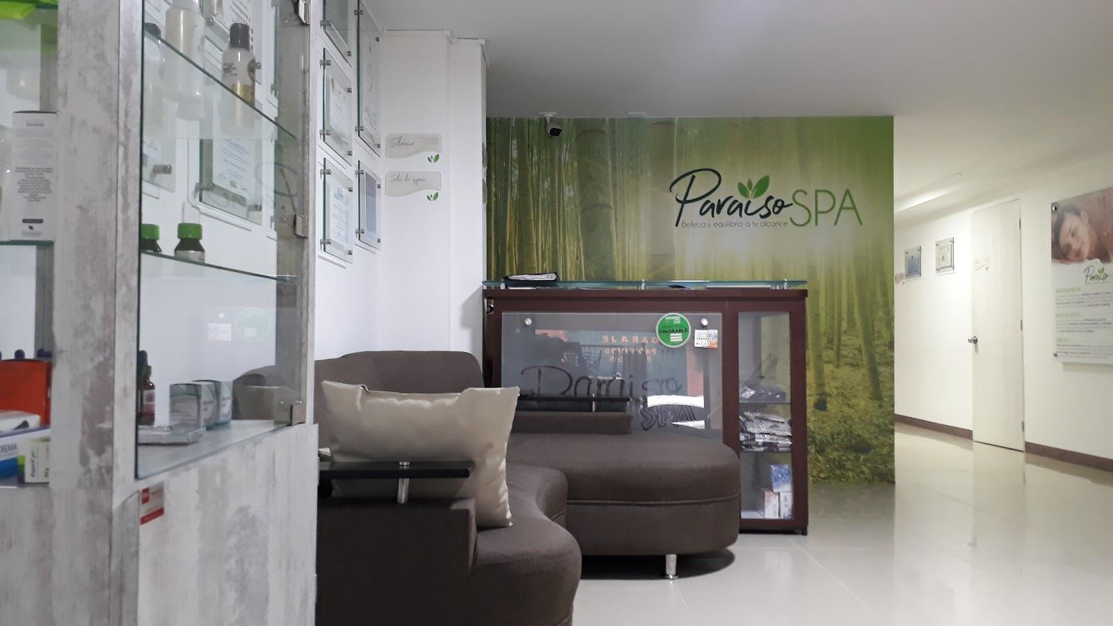 Sala de espera y recepción con el logo