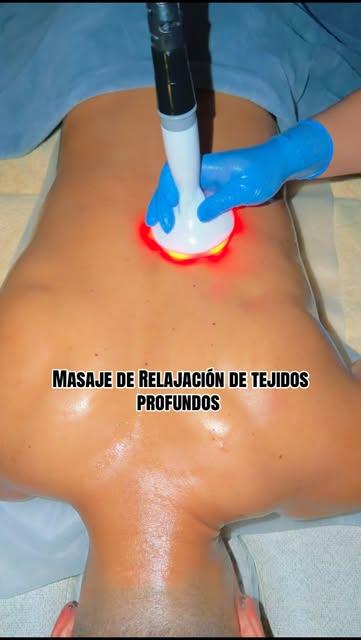 Masaje de relajación de tejidos profundos con equipo de luz roja